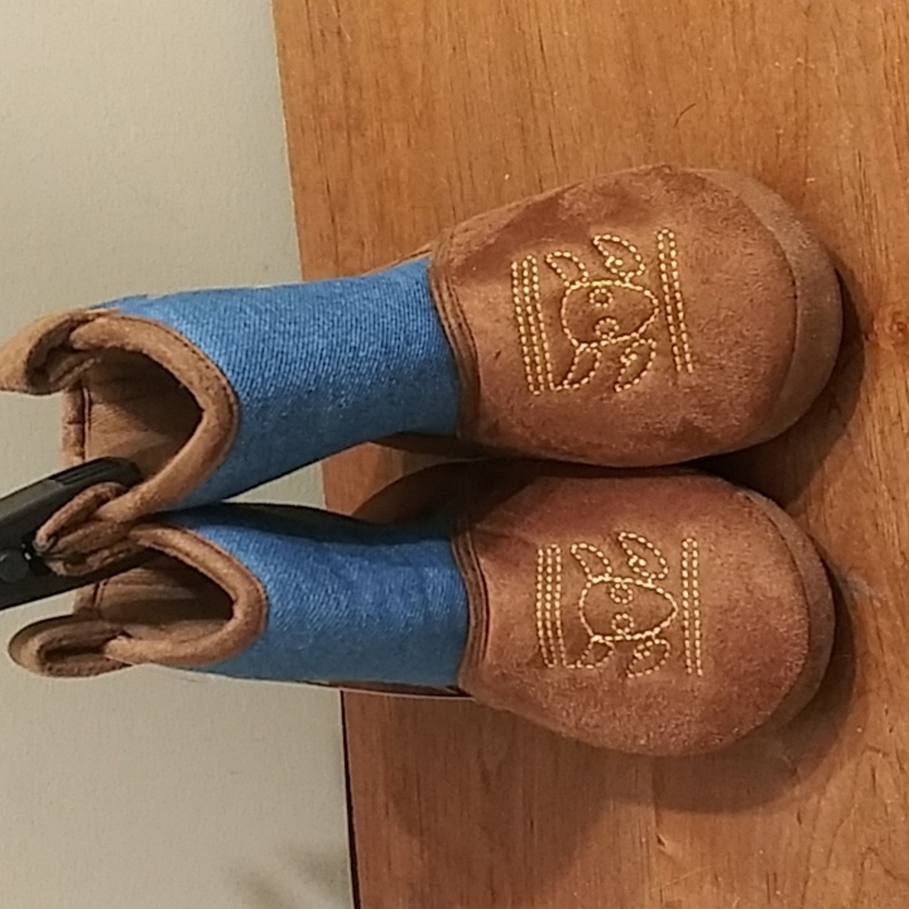 Boys slippers. NWT